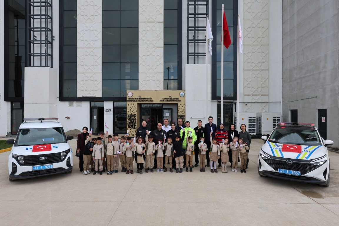 Kartepe Kütüphanesi'nde Anlamlı Polis Haftası Kutlaması